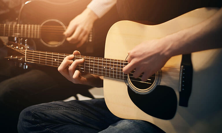 Eine Person, die Gitarre spielt