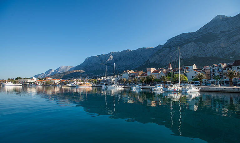 vodena površina s čamcima i zgradama pored nje