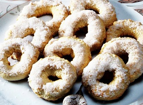 Cukerančići (süße, frittierte, in Staubzucker gewälzte Ringe)