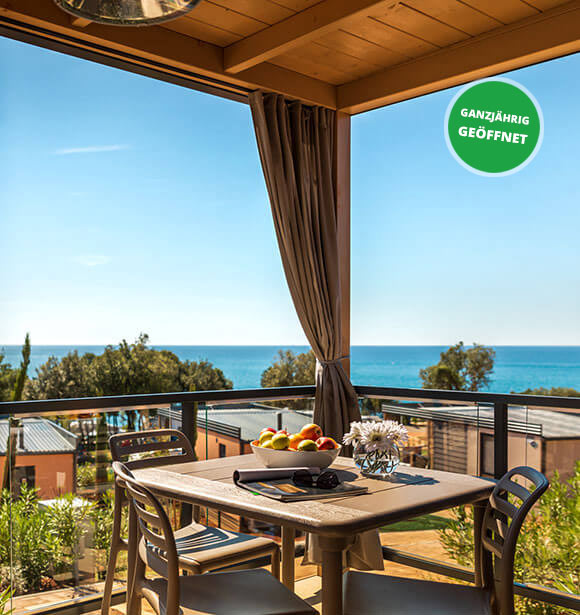 Ein Tisch und Stühle auf einer Terrasse