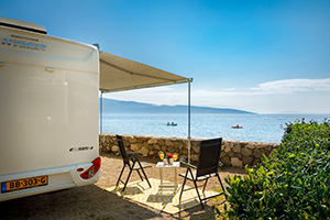 Ein Auto, das auf einer Straße am Meer geparkt ist